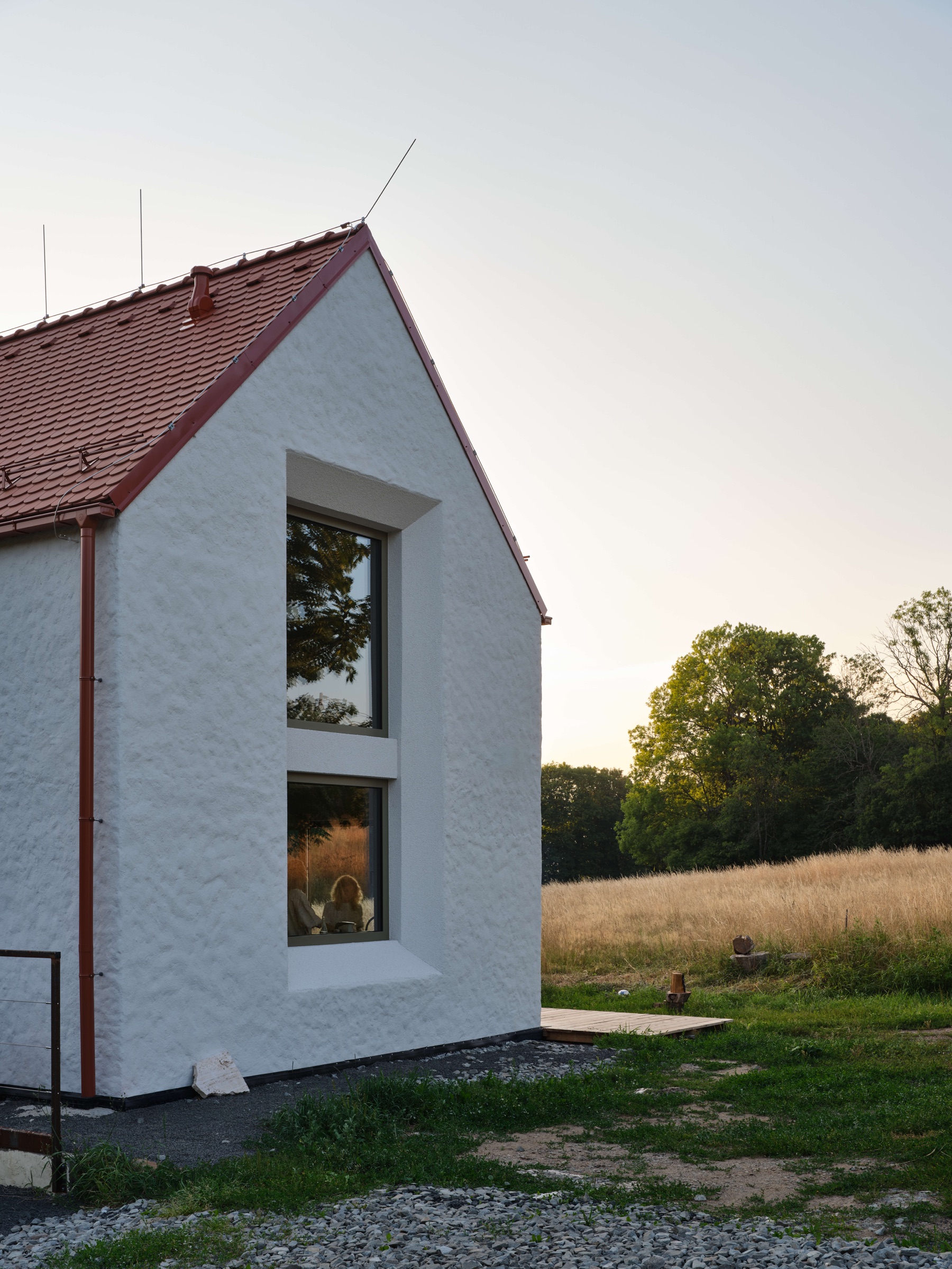 Stair House z okraje louky