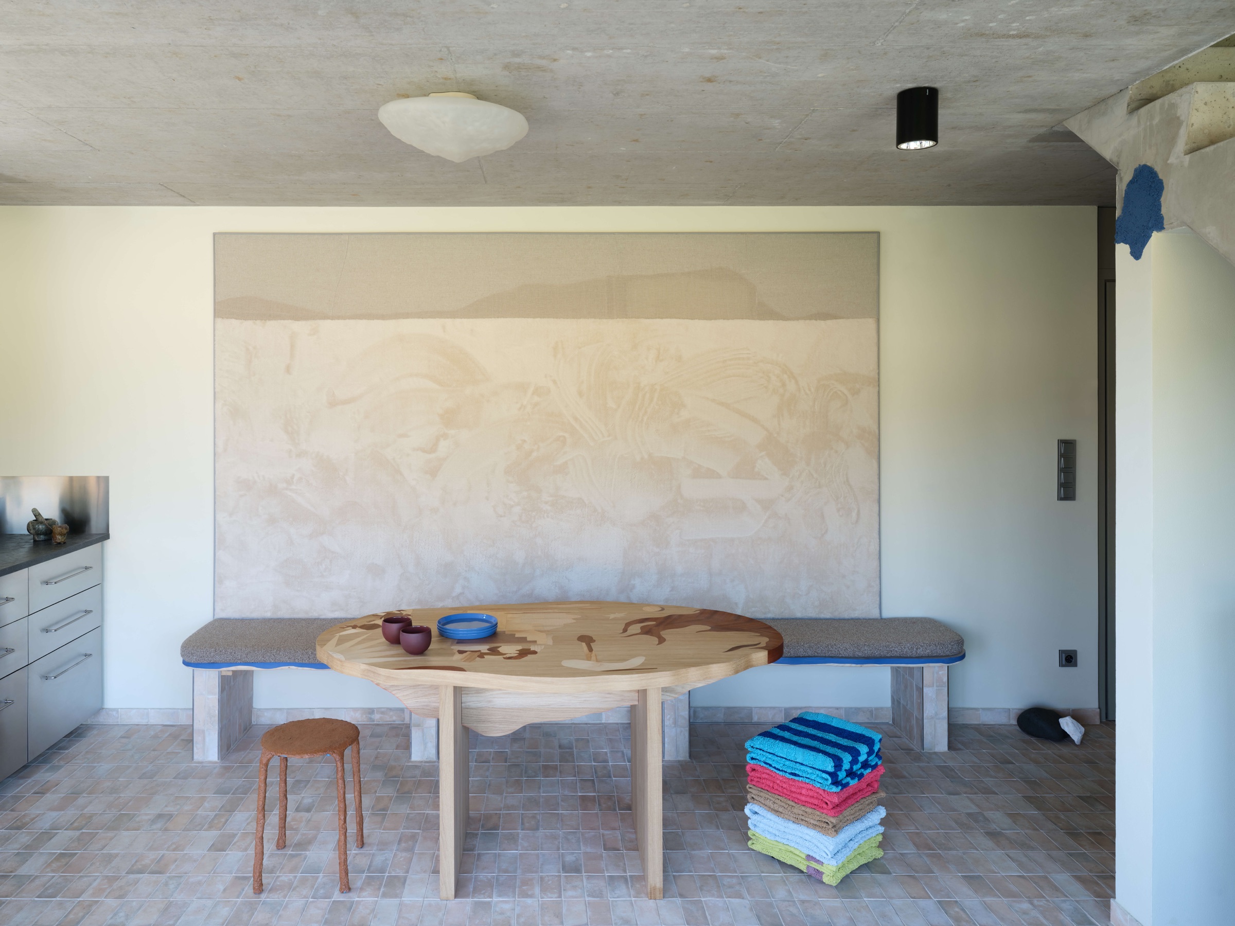 Interiér Stair House s lavicí a stolem